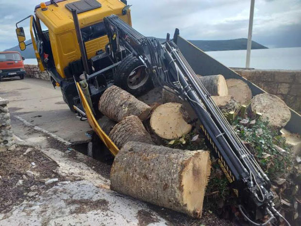 Бизарна несрећа у Херцег Новом: На шеталишту ПРОПАО камион, возач искочио на време (ФОТО)